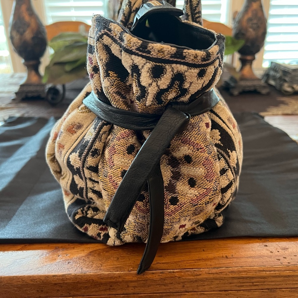 Elegant Authentic Gucci Tapestry Handbag - Picture 8 of 15